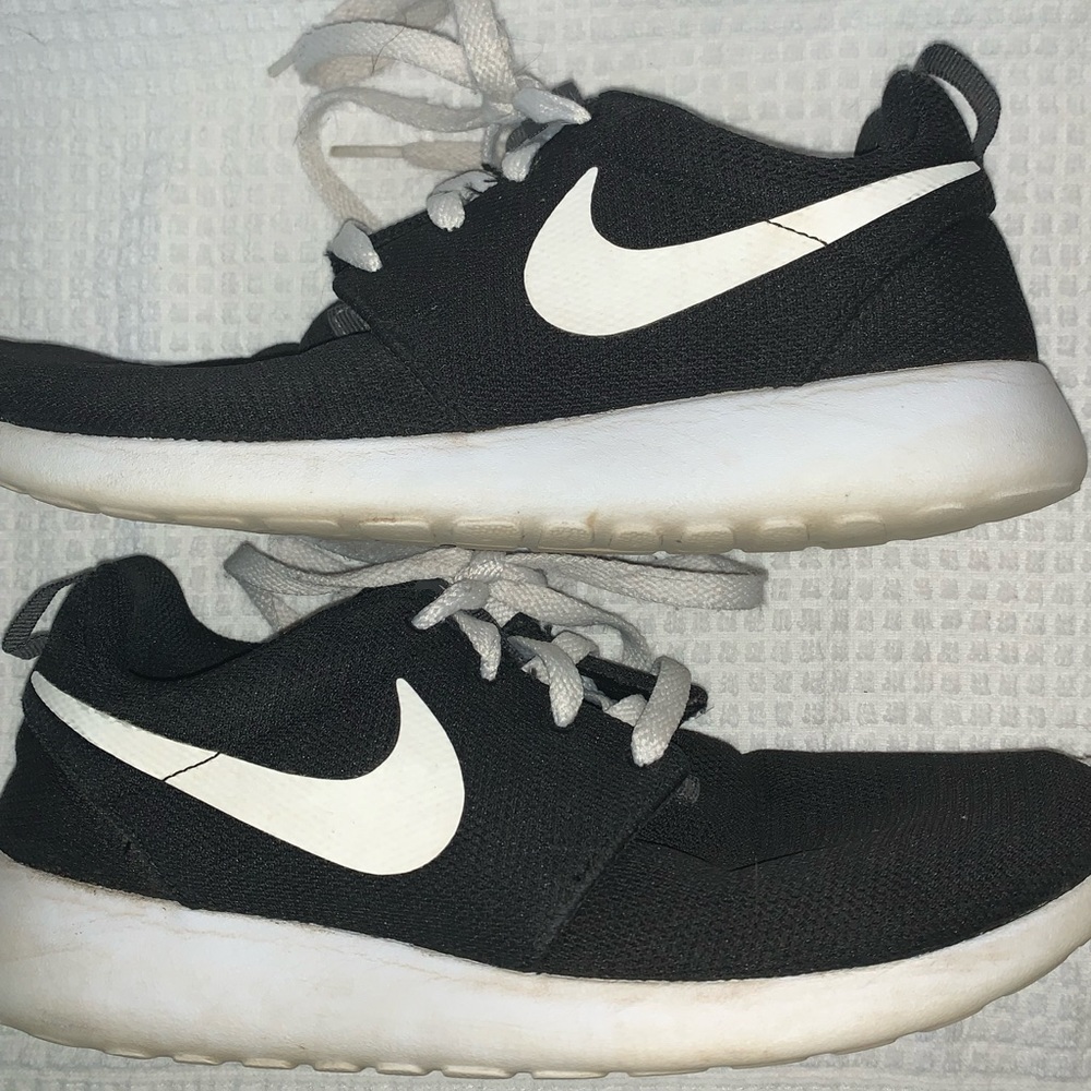 Very clean Womens Nike sneakers. Machine washed/ dried after last use.